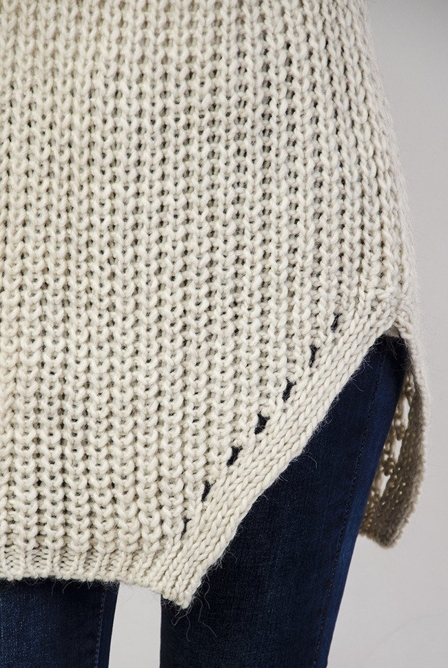 Beżowy sweter z luźnym golfem z rozcięciami po bokach