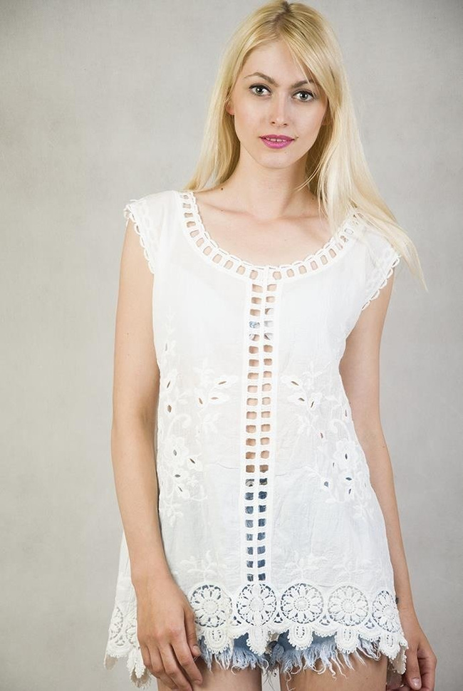 Biała ażurowa bluzka z delikatnym haftem