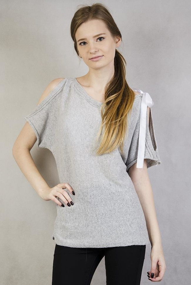 Krótki szary sweter ze wstążką i wycięciem