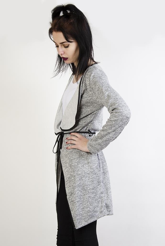 Jasnoszara narzuta wiązana w pasie