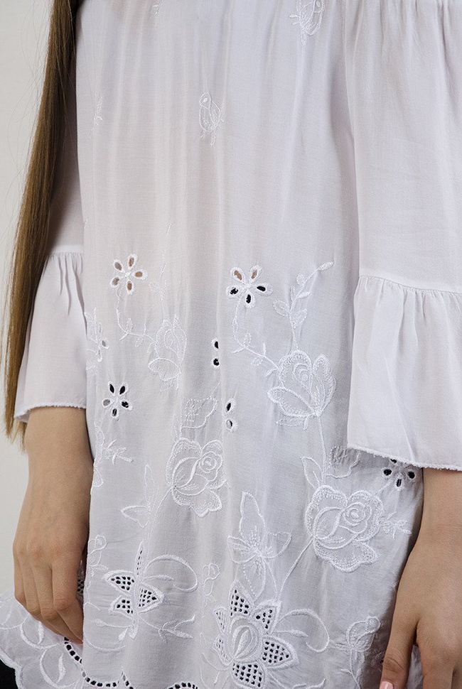 Biała bluzka z  szerokim ściągaczem w dekolcie