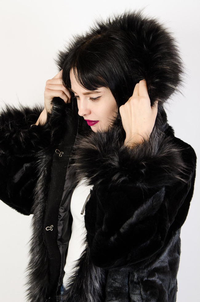 Czarne sztuczne futro z kapturem