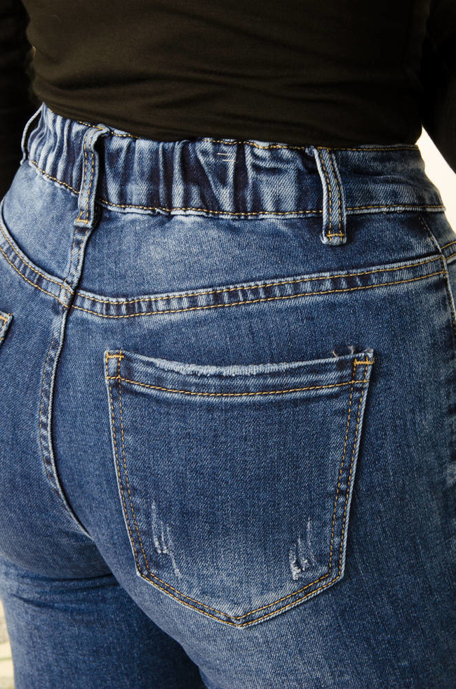 JEANSOWE SPODNIE MOM FIT Z PRZETARCIAMI I GUMKĄ W PASIE-WYSOKI STAN