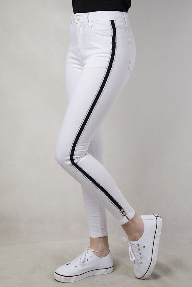 Białe spodnie z wysokim stanem i lampasami