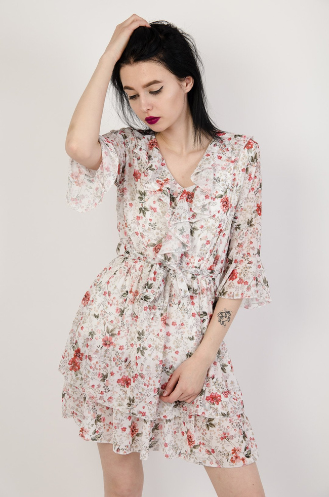 Biała sukienka w drobne kwiaty z falbanami