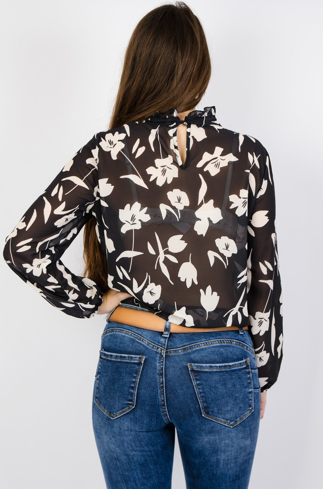 Czarna bluzka w białe kwiaty z falbanami na przodzie