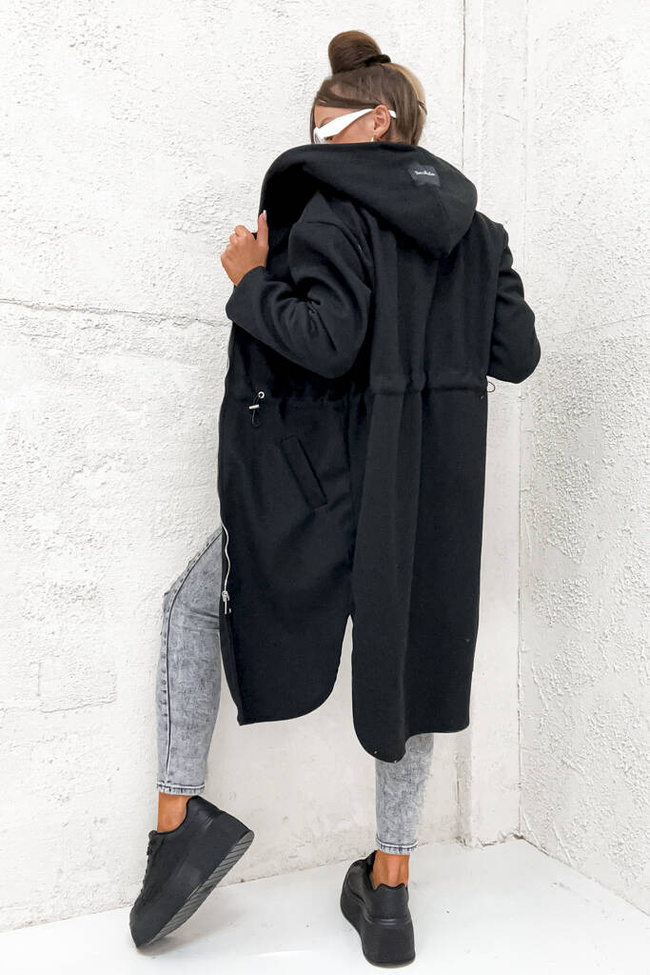 PŁASZCZ POLAROWY Z KAPTUREM I ŚCIAGACZEM W PASIE- CZARNY