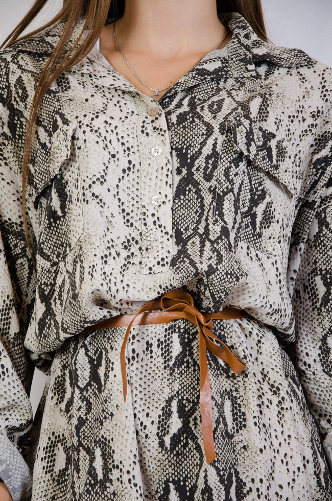 Sukienka imitacja skóry węża wiązana w pasie 