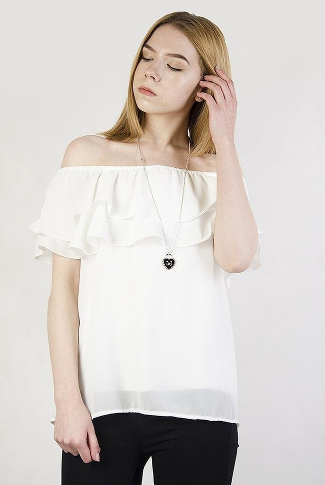 Biała bluzka z falbaną w dekolcie, z wisiorkiem