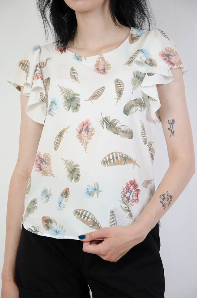 Biała bluzka w kolorowe piórka
