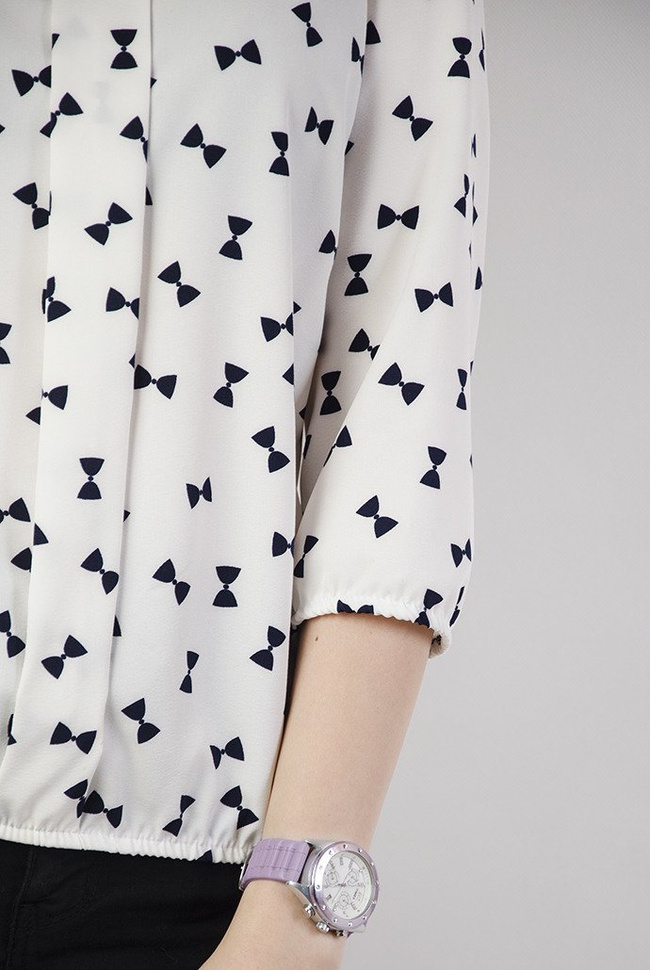 Biała bluzka w czarne kokardki