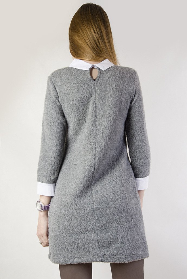Szara dzianinowa sukienka z białym kołnierzykiem i mankietami
