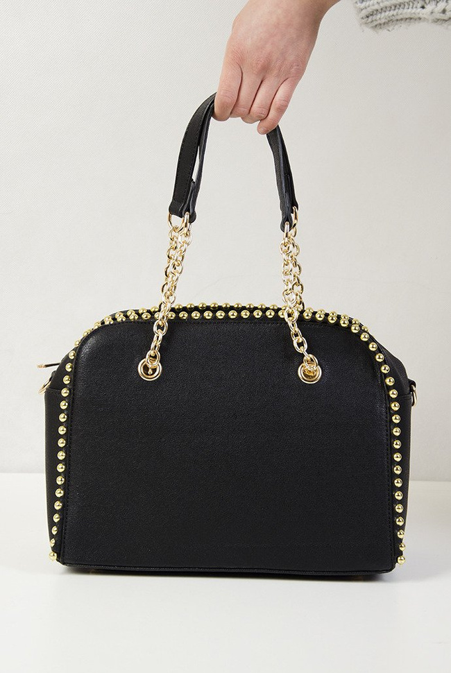 Czarna torebka typu kuferek ze złotymi ćwiekami