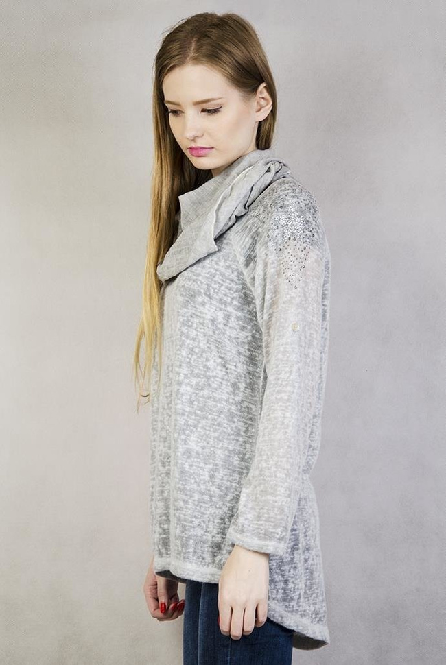 Jasnoszara bluzka z szalem i serduszkiem na ramieniu