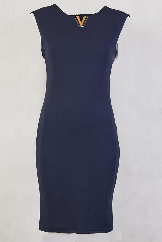 Granatowa sukienka z literą V przy dekolcie