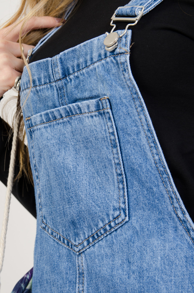 Jasno-jeansowa spódnica ogrodniczka