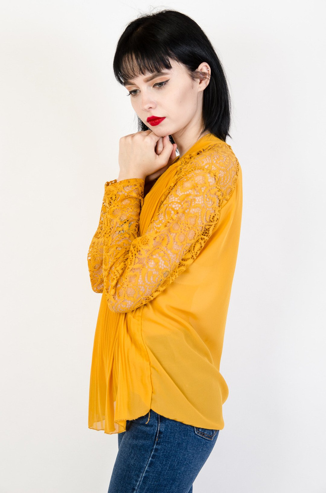 Musztardowa plisowana koszula z koronkowymi rękawami
