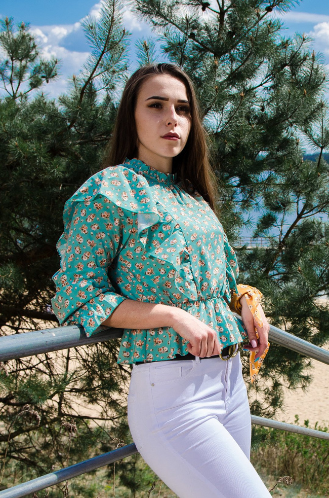TURKUSOWY TOP W KWIATY