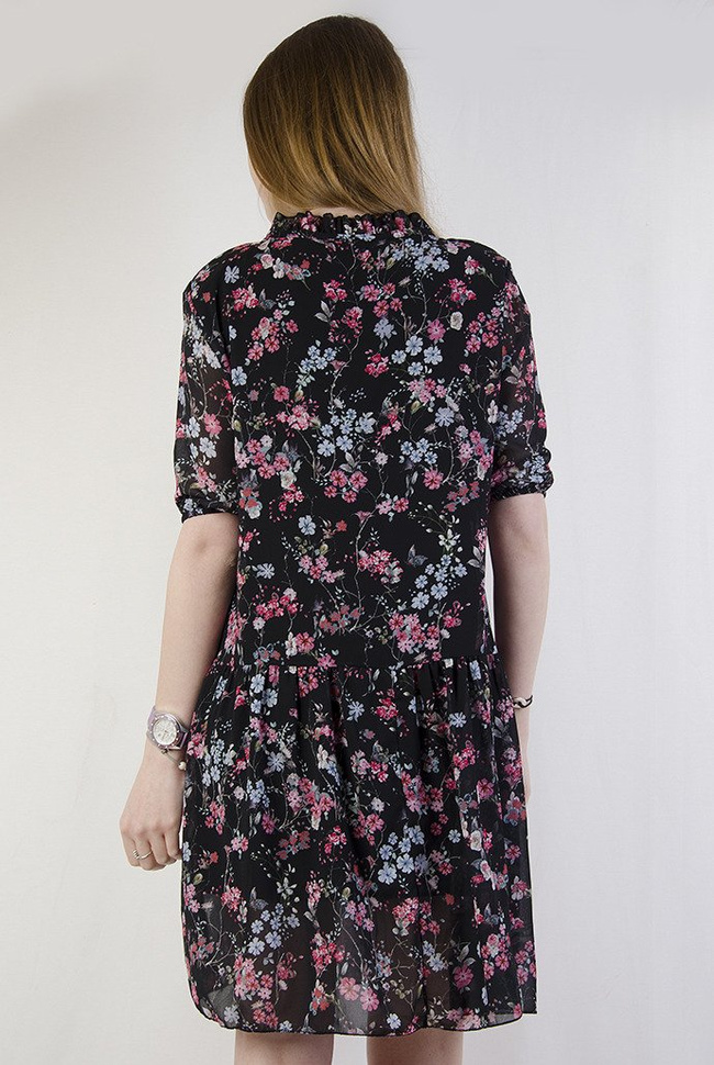 Zwiewna czarna sukienka w kwiaty z wiązaniem przy szyi