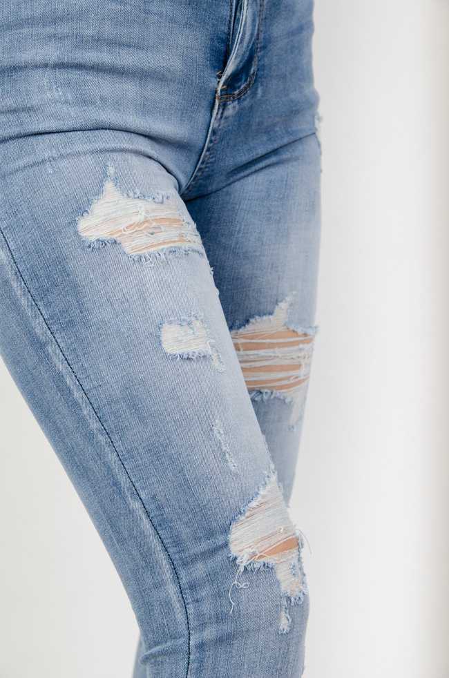 Jasne spodnie jeansowe z przetarciami