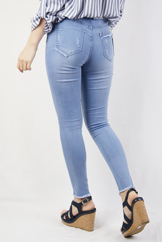 Jasne spodnie jeansowe z przetarciami