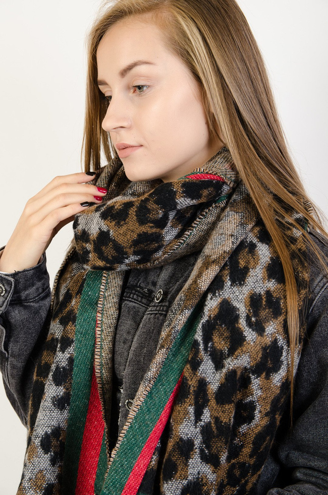 Szary szal w cętki z czerwono zielonym pasem 