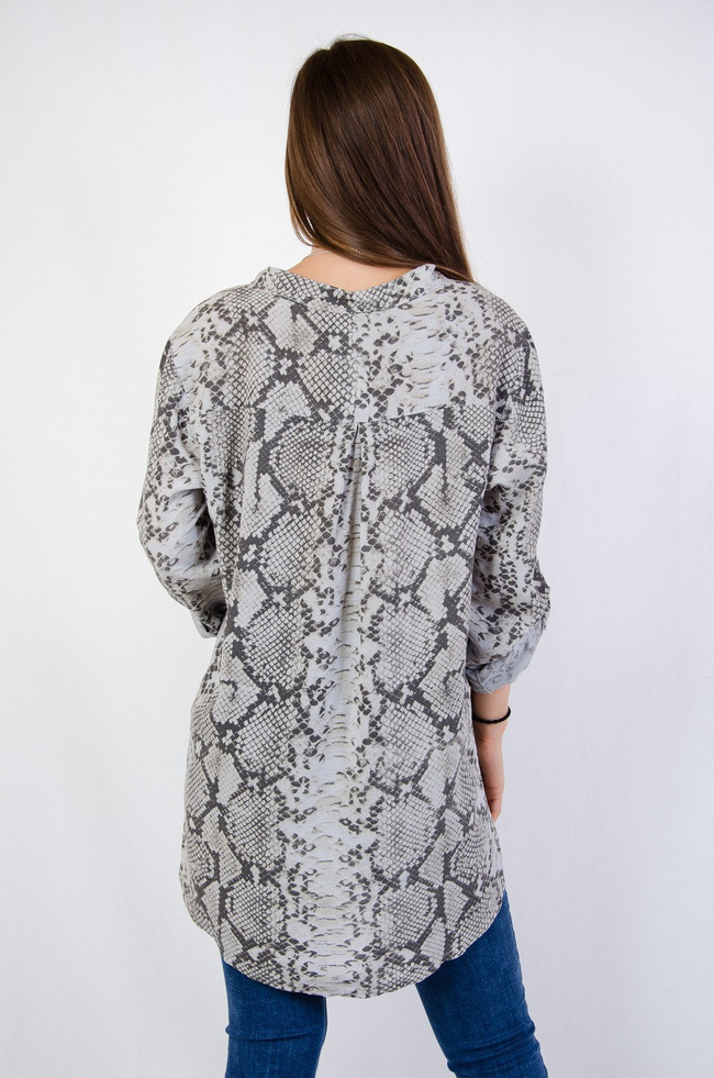Szara bluzka koszulowa w wężowy wzór z ozdobną kieszonką