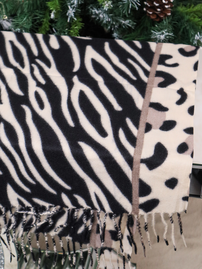 SZAL DZIANINOWY W ZWIERZĘCE WZORY Z FRĘDZLAMI - BEŻOWY