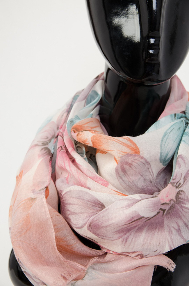 Różowy szal w kwiaty 