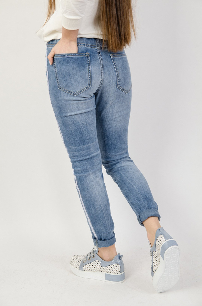 Jasne spodnie jeansowe z lampasem i gumką w pasie