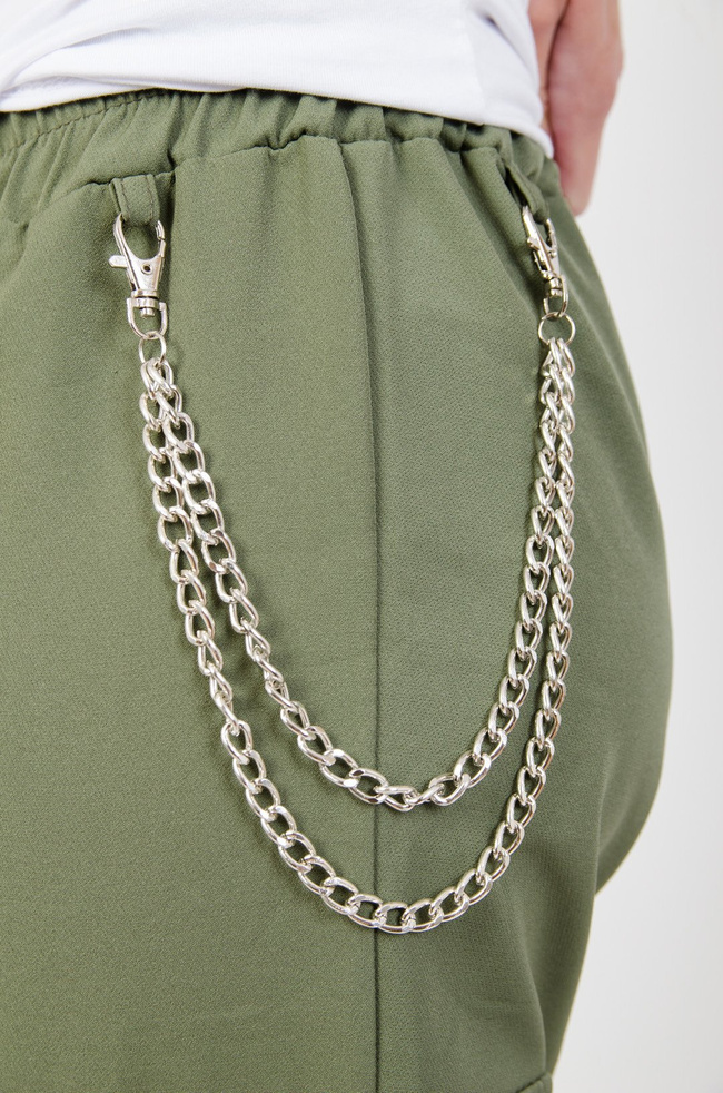 Zielone joggery z łańcuchem i kieszeniami po bokach