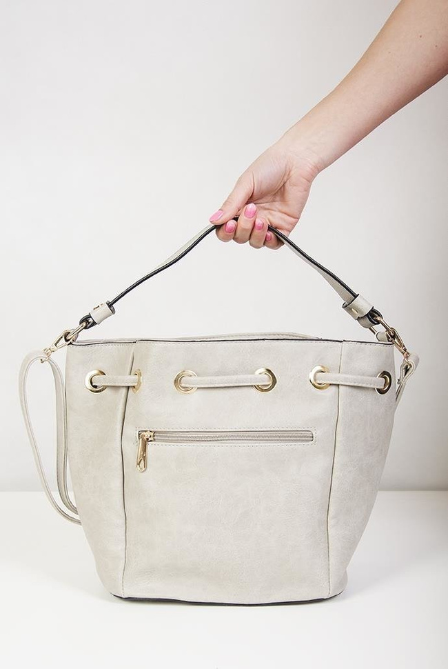 Kremowa torebka z przeplotem, zdobiona zamkami