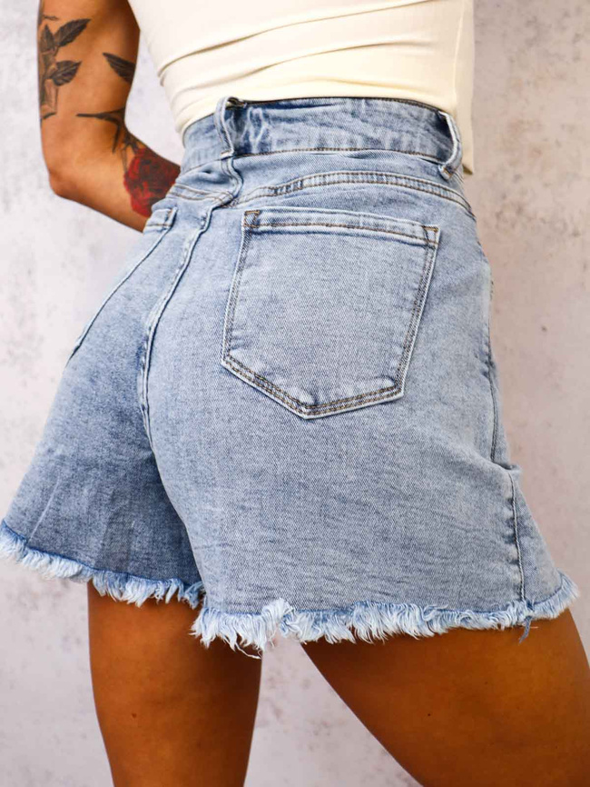 JEANSOWE SPÓDNICO-SPODENKI Z PRZESZYCIAMI ZAPINANE NA GUZIKI