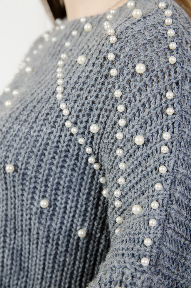 Szary sweter z szerokimi rękawami oraz doszytymi perełkami