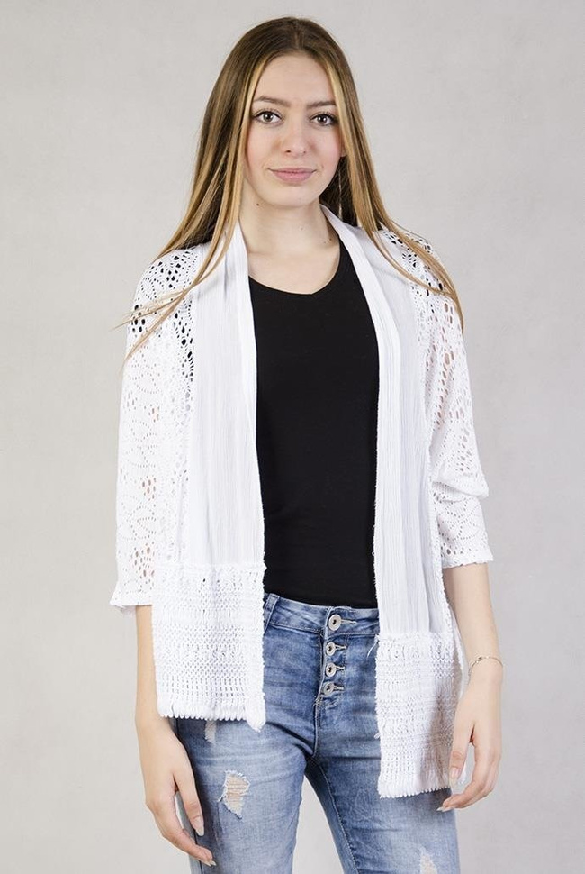 Koronkowa narzutka z szerokim plecionym pasem na dole biała