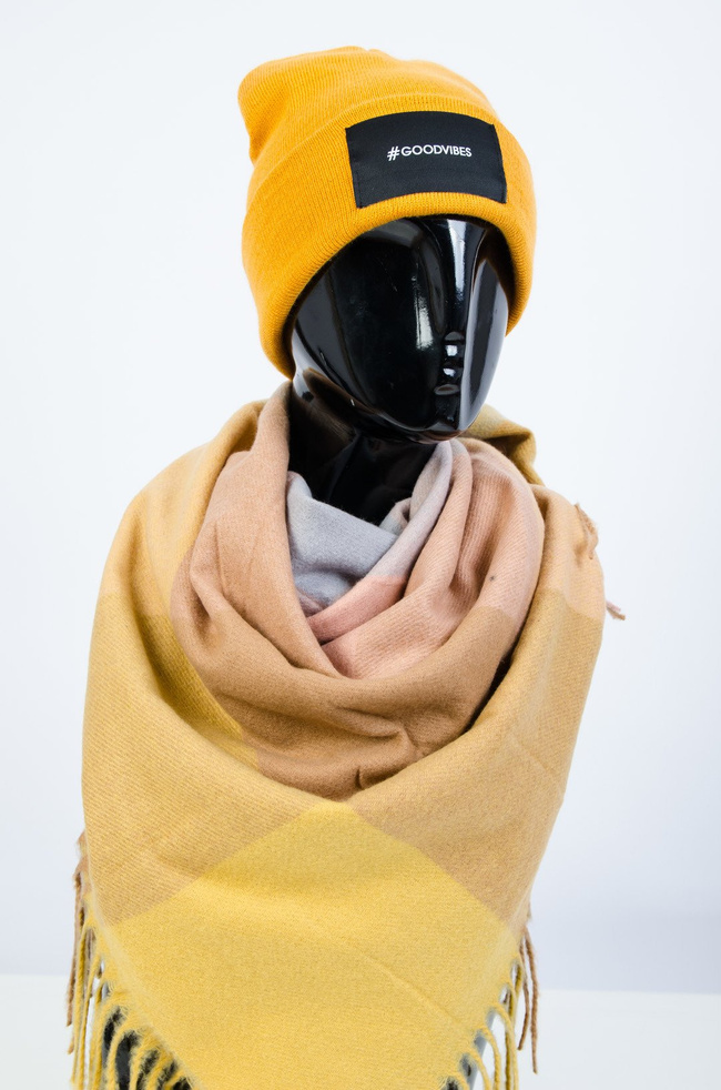 KOLOROWY SZAL W KRATĘ WYKOŃCZONY FRĘDZLAMI 