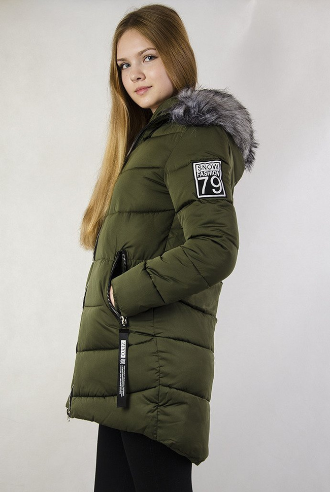 Zielona, przedłużana kurtka z naszywkami