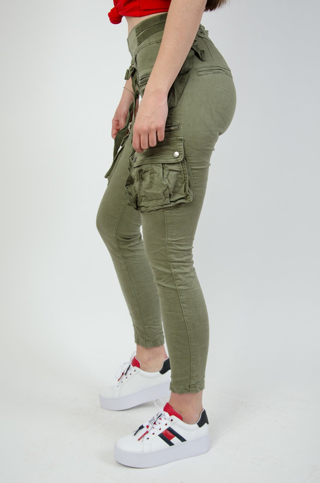  Jasno zielone spodnie joggery z zamkami oraz szelkami