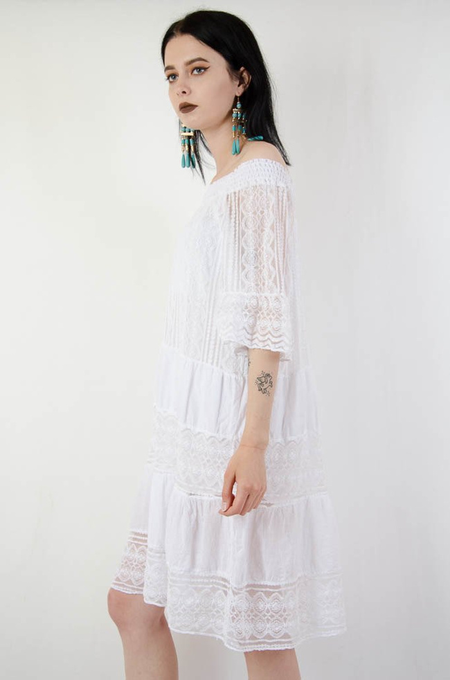 Biała koronkowa sukienka z gumą w dekolcie 