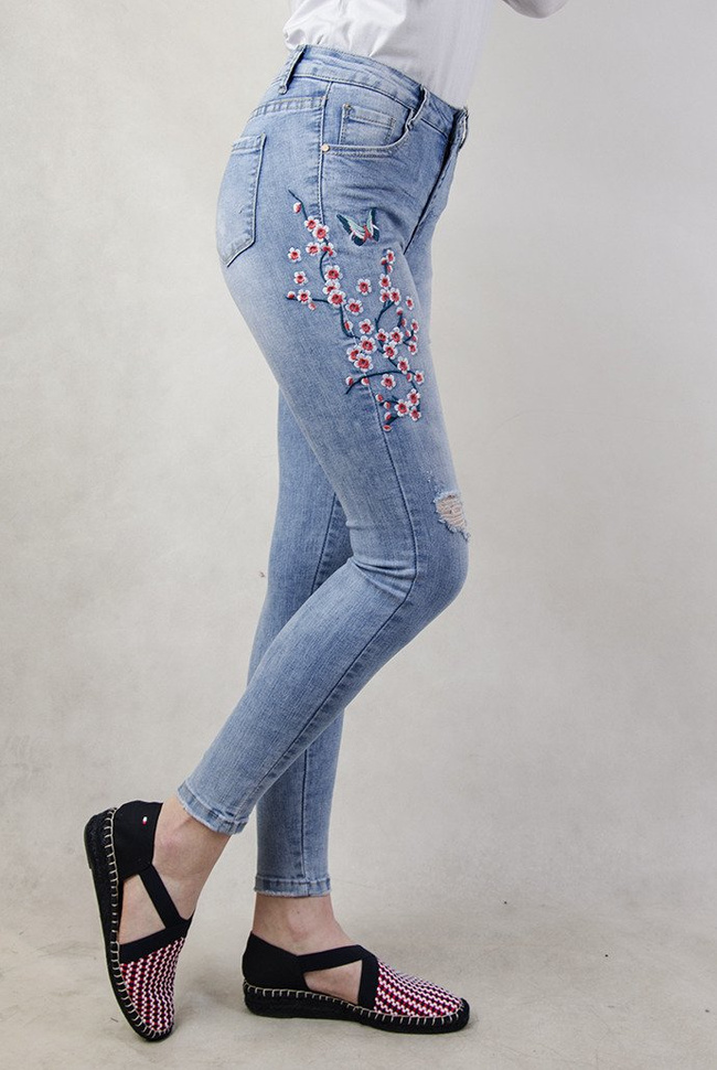 Jasne spodnie jeansowe z motywem kwiatowym