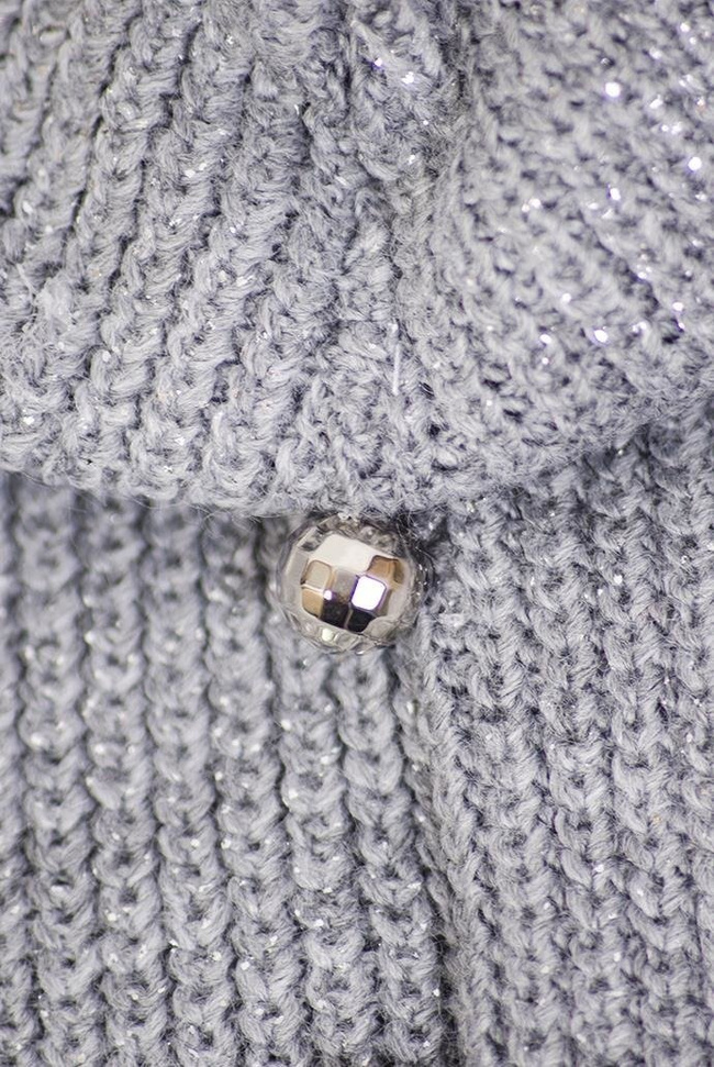 Jasnoszara czapka z przeszyciem oraz koralikiem