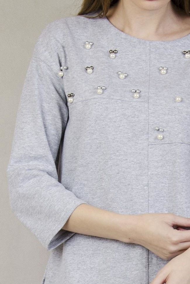 Jasnoszara sukienka z koralikami