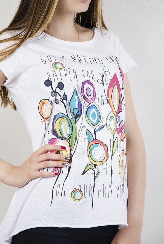 Biała bluzka w kolorowe kwiaty, z napisem