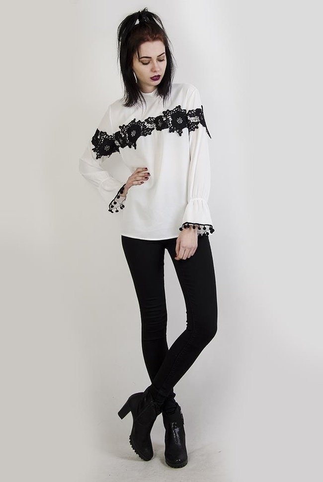 Biała bluzka z czarnym, ażurowym zdobieniem