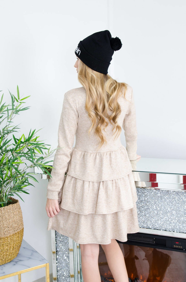 BEŻOWA ROZKLOSZOWANA SUKIENKA Z FALBANAMI