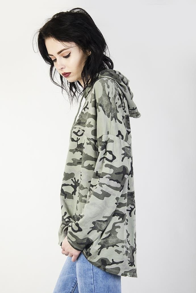 Khaki bluzka z kapturem w motyw moro