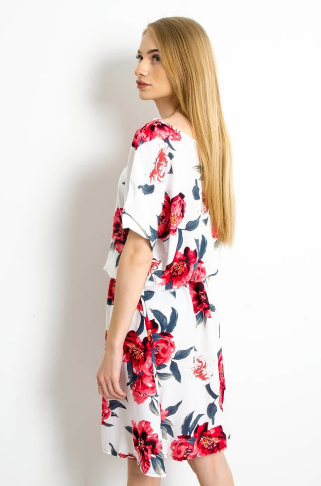 BIAŁA SUKIENKA W KWIATY Z DEKOLTEM W ŁÓDKĘ
