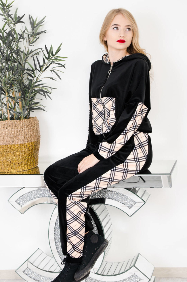 CZARNY WELUROWY DRES Z WSTAWKAMI W KRATĘ 