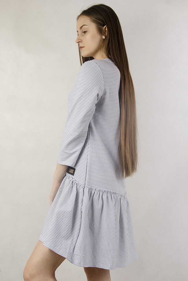 Biała sukienka w szare wzory  z naszywką i falbaną na dole