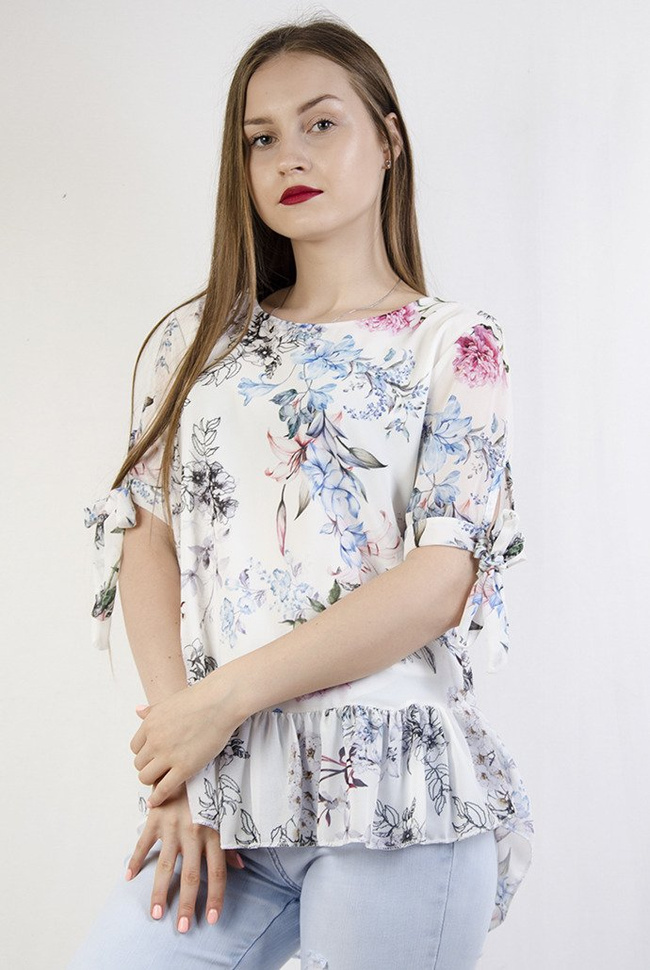 Biała zwiewna bluzka w kwiaty